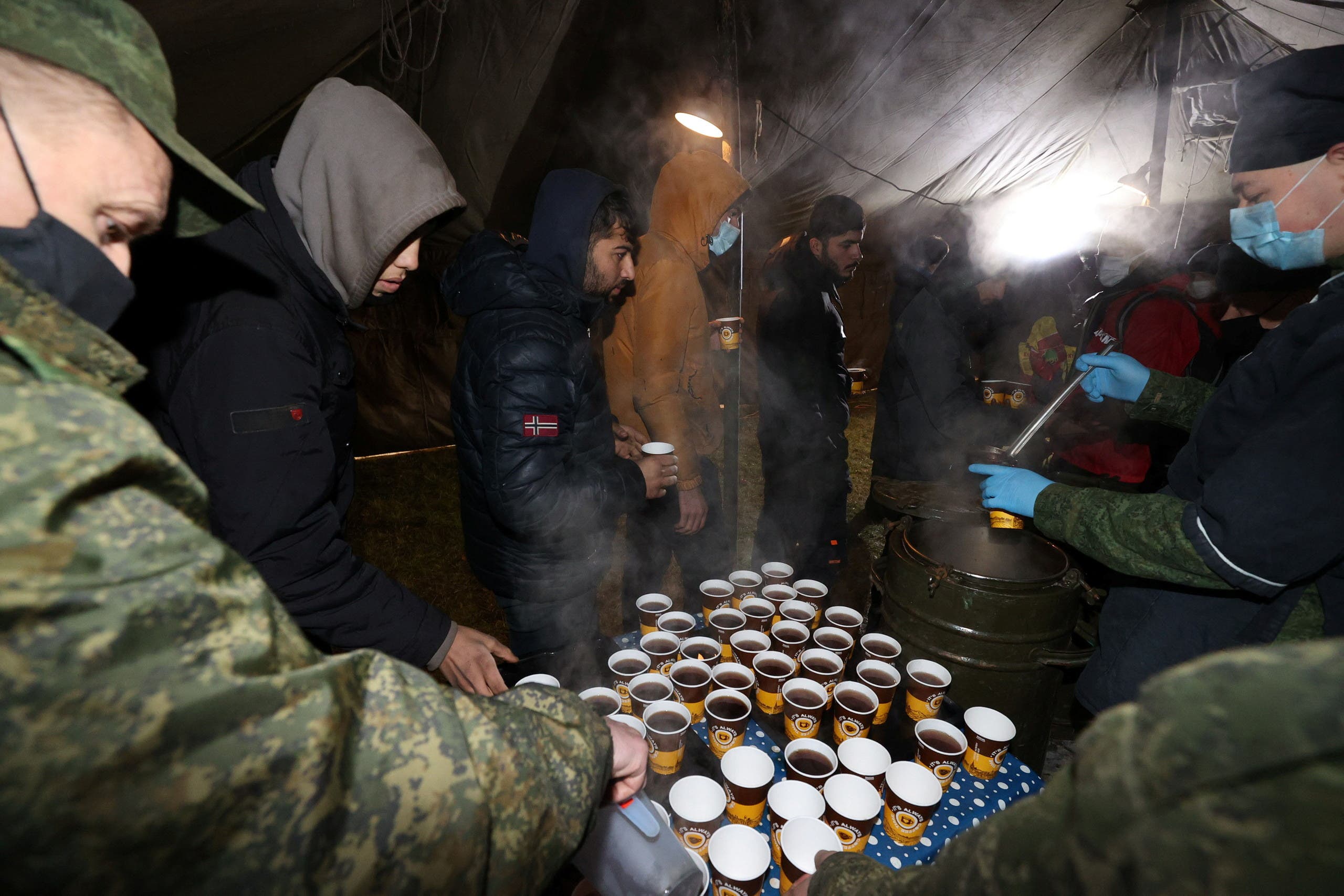 الجيش البيلاروسي يوزع الشاي على المهاجرين العالقين على حدود بولندا