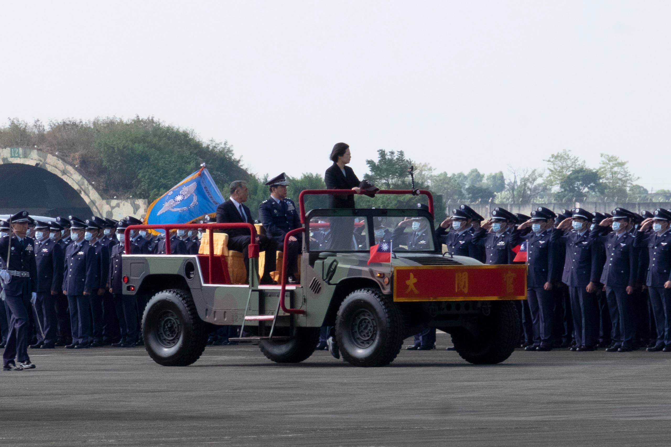  الرئيسة التايوانية، تساي إنغ ون،تتفقد المقاتلات في قاعدة تشيايي الجوية