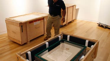 A Sotheby's art handler looks at a 1297 issue of the Magna Carta manuscript as it sits in its box after being unveiled in New York September 24, 2007. (File photo: Reuters)