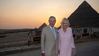 الأمير تشارلز وكاميلا أمام الأهرامات: "براعة الإنسان تتحدى الخيال"