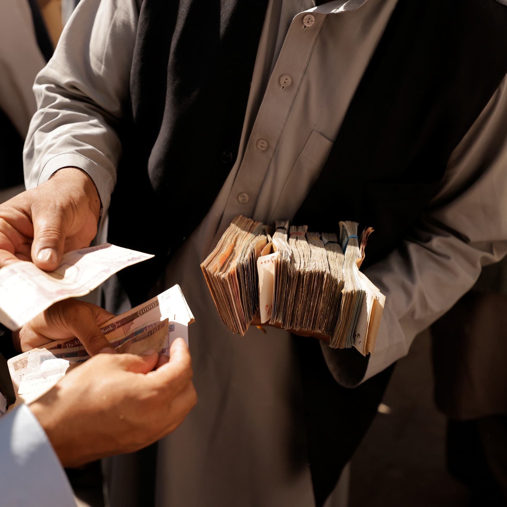 طالبان تبدأ في دفع الرواتب المتأخرة لموظفي القطاع العام