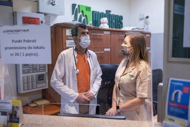 الطبيب قسام شحادة يتحدث لإحدى زميلاته في المستشفى البولندي حيث يعمل