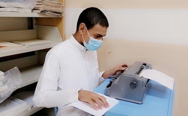 طالب من ذوي الإعاقة يجري الاختبار