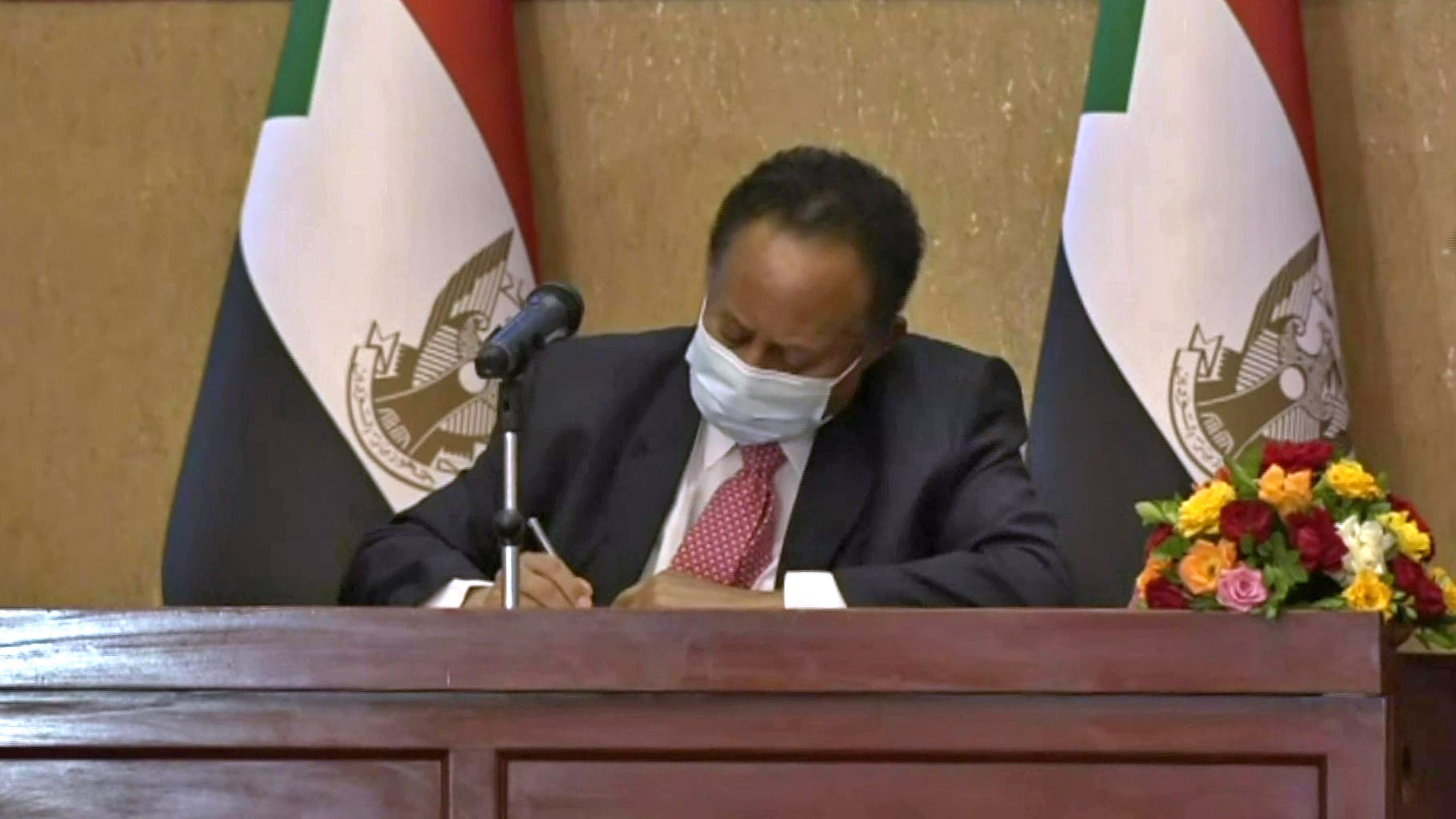 حمدوك خلال مراسم توقيع الاتفاق السياسي في الخرطوم (فرانس برس)