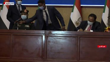 شاهد | لحظة التوقيع على الاتفاق السياسي في السودان بين البرهان وحمدوك 