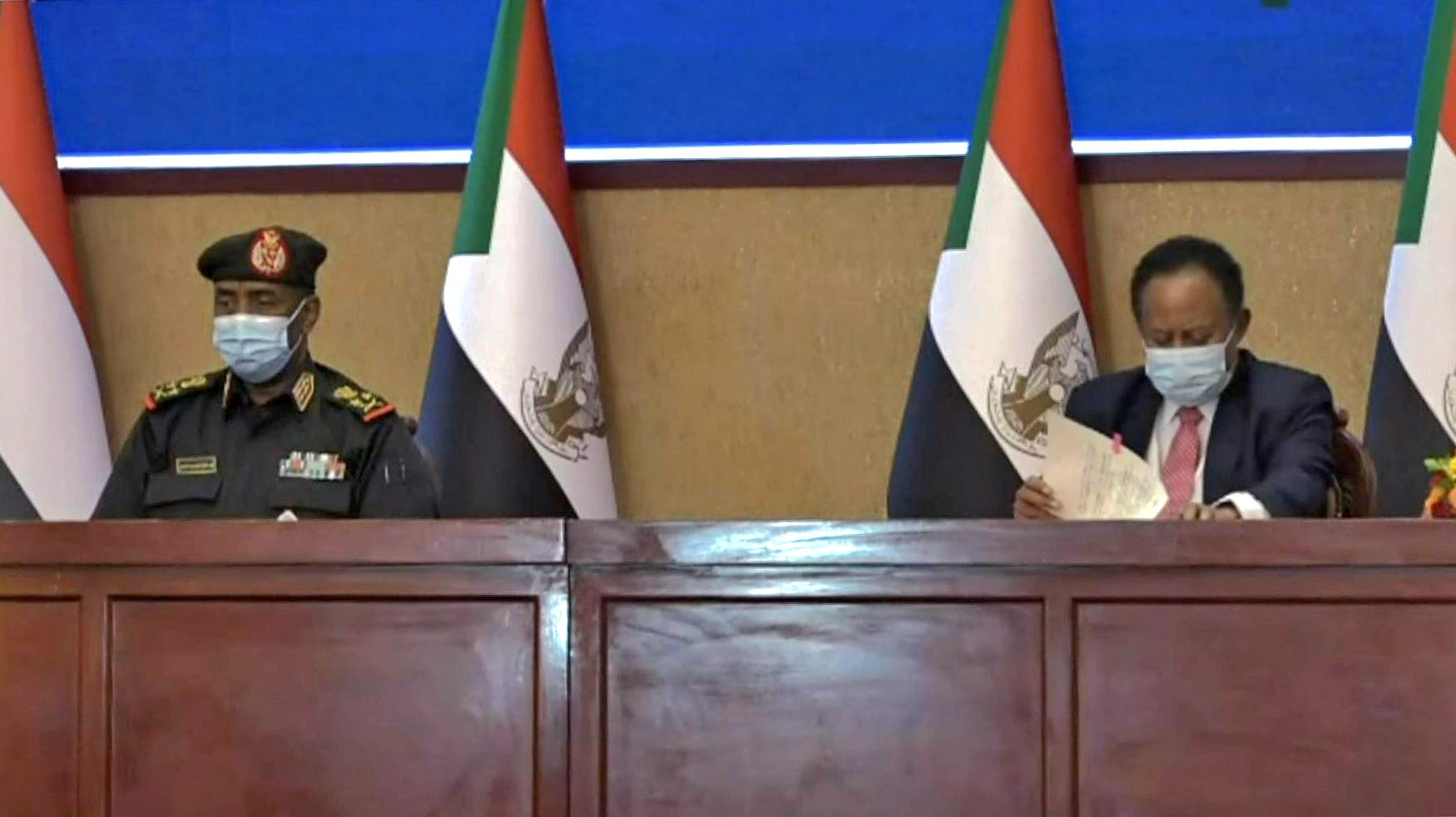 Hamdok and Al-Burhan during the signing ceremony of the political agreement in Khartoum (AFP)