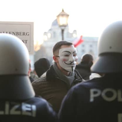الاحتجاجات تضرب عواصم أوروبا بسبب إجراءات كورونا