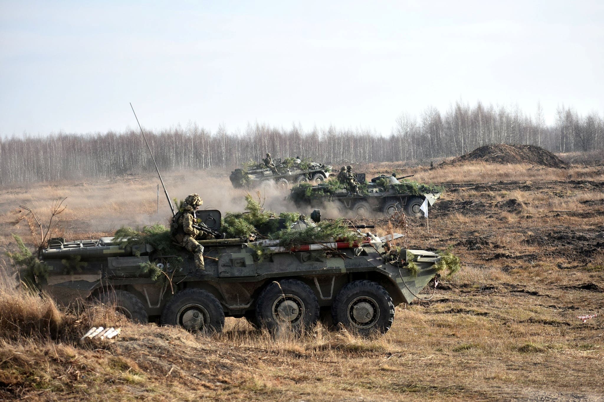 تدريبات عسكرية لجنود من القوات الجوية الأوكرانية بمنطقة جيتومير يوم 21 نوفمبر (رويترز)
