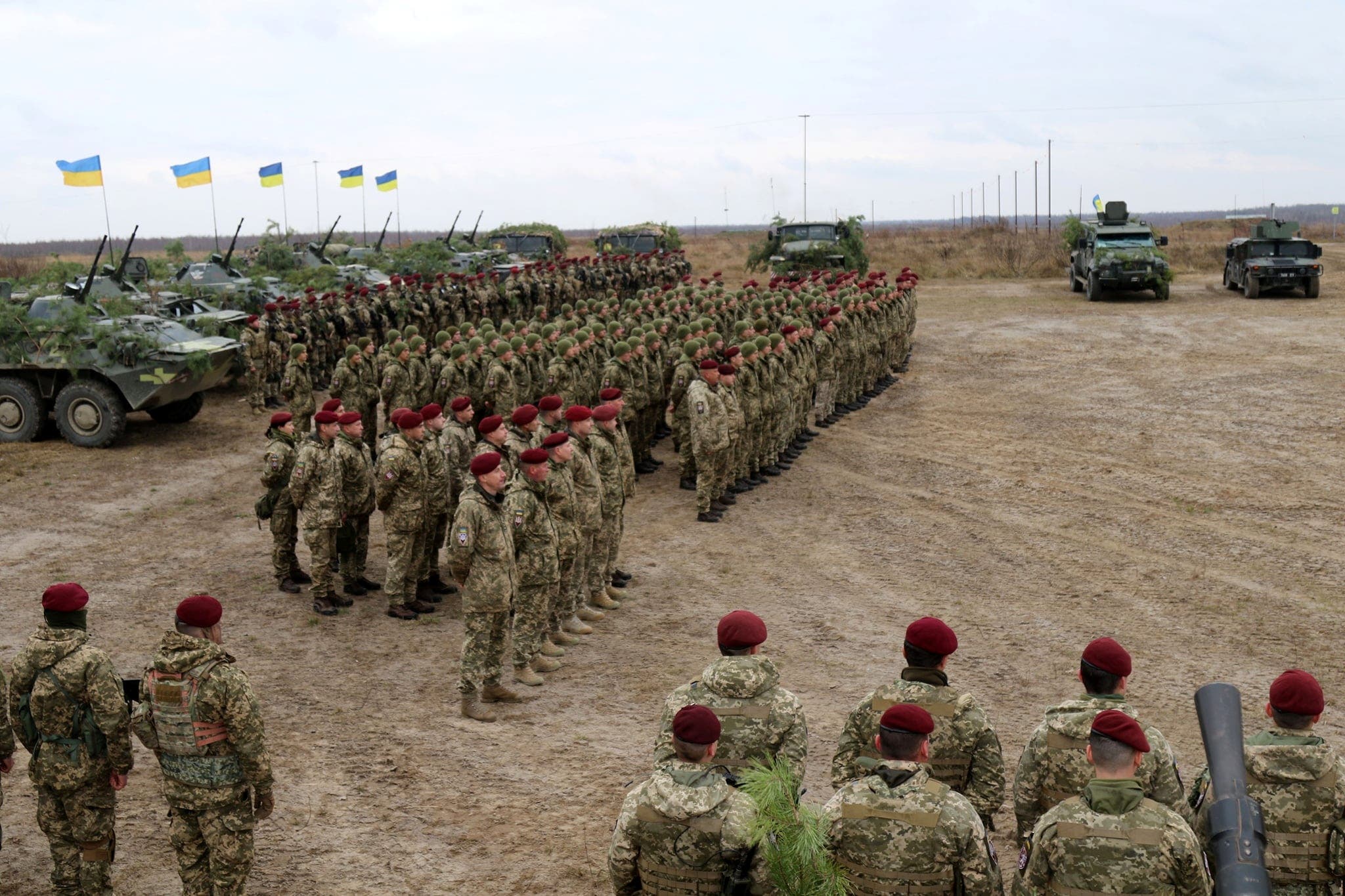 تدريبات عسكرية لجنود من القوات الجوية الأوكرانية بمنطقة جيتومير يوم 21 نوفمبر (رويترز)