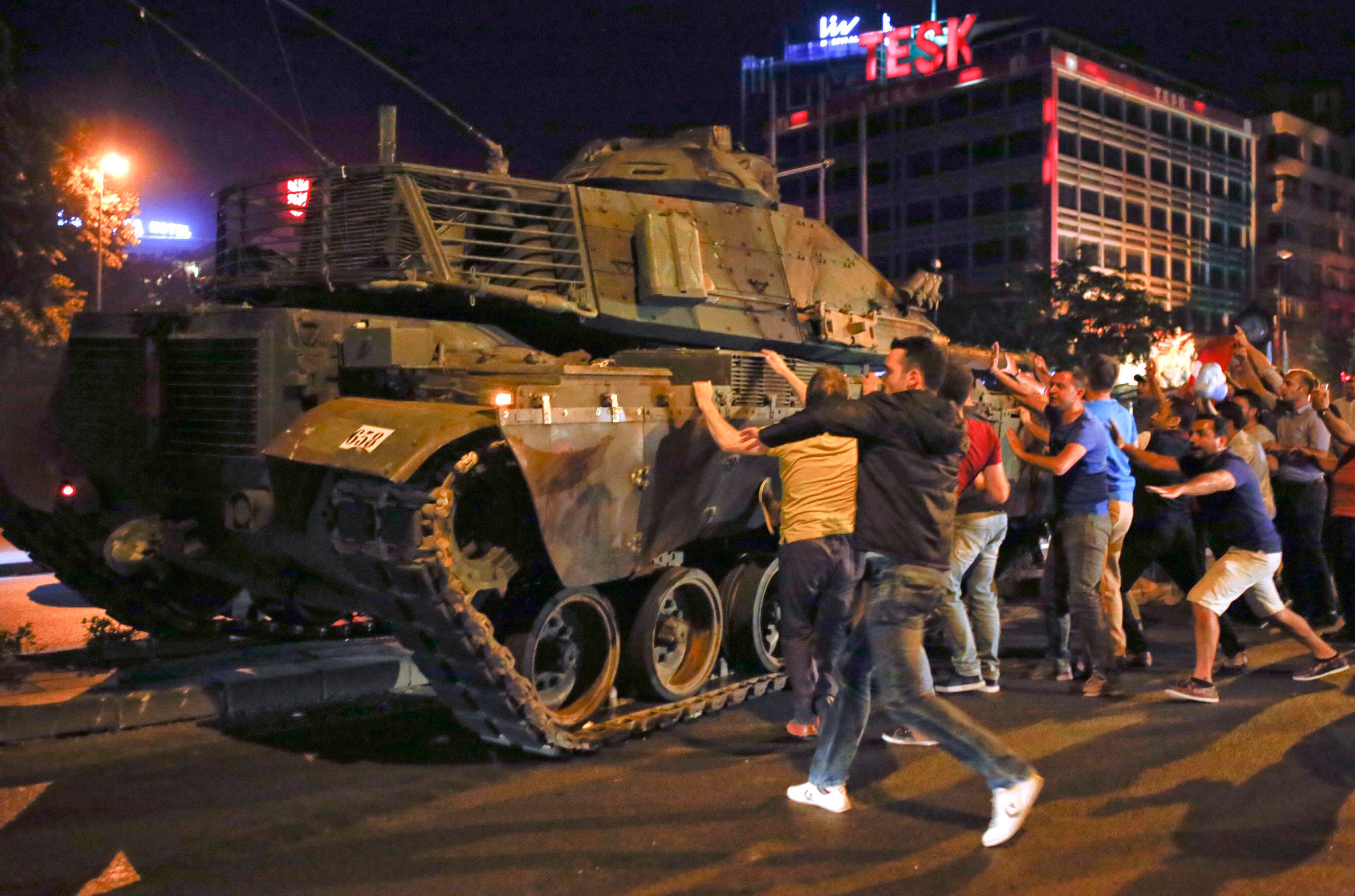 آلية عسكرية في أحد شوارع أنقرة خلال محاولة الانقلاب في يوليو 2016