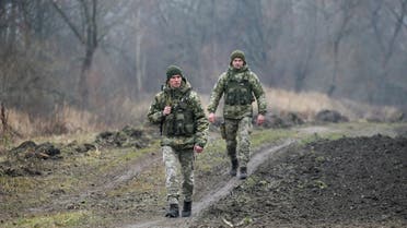 Miembros del Servicio Estatal de Guardia de Fronteras de Ucrania patrullan a lo largo de la frontera entre Ucrania y Bielorrusia, cerca de la frontera con Polonia, en la región de Volyn, Ucrania, el 16 de noviembre de 2021. (Reuters)