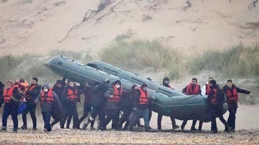 مهاجرون يحاولون عبور قناة المانش