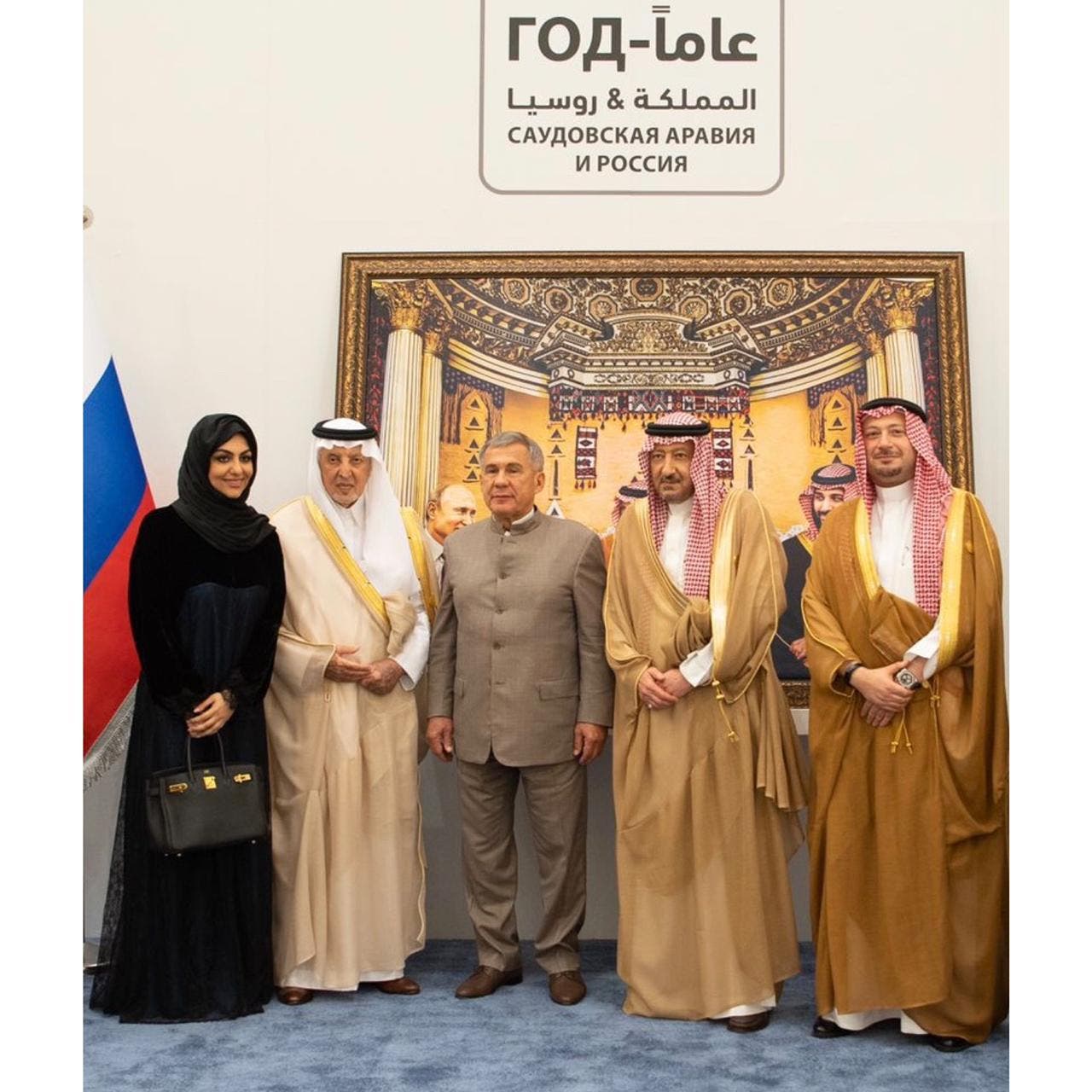 خلال إهداء خالد الفيصل للوحة