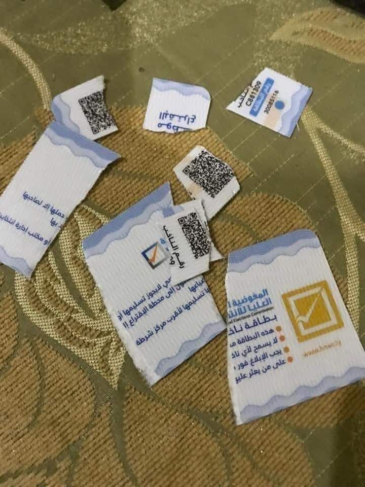 تمزيق بطاقات الانتخاب