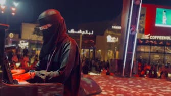 شاهد سعودية تخطف أنظار زوار البوليفارد بعزف على البيانو
