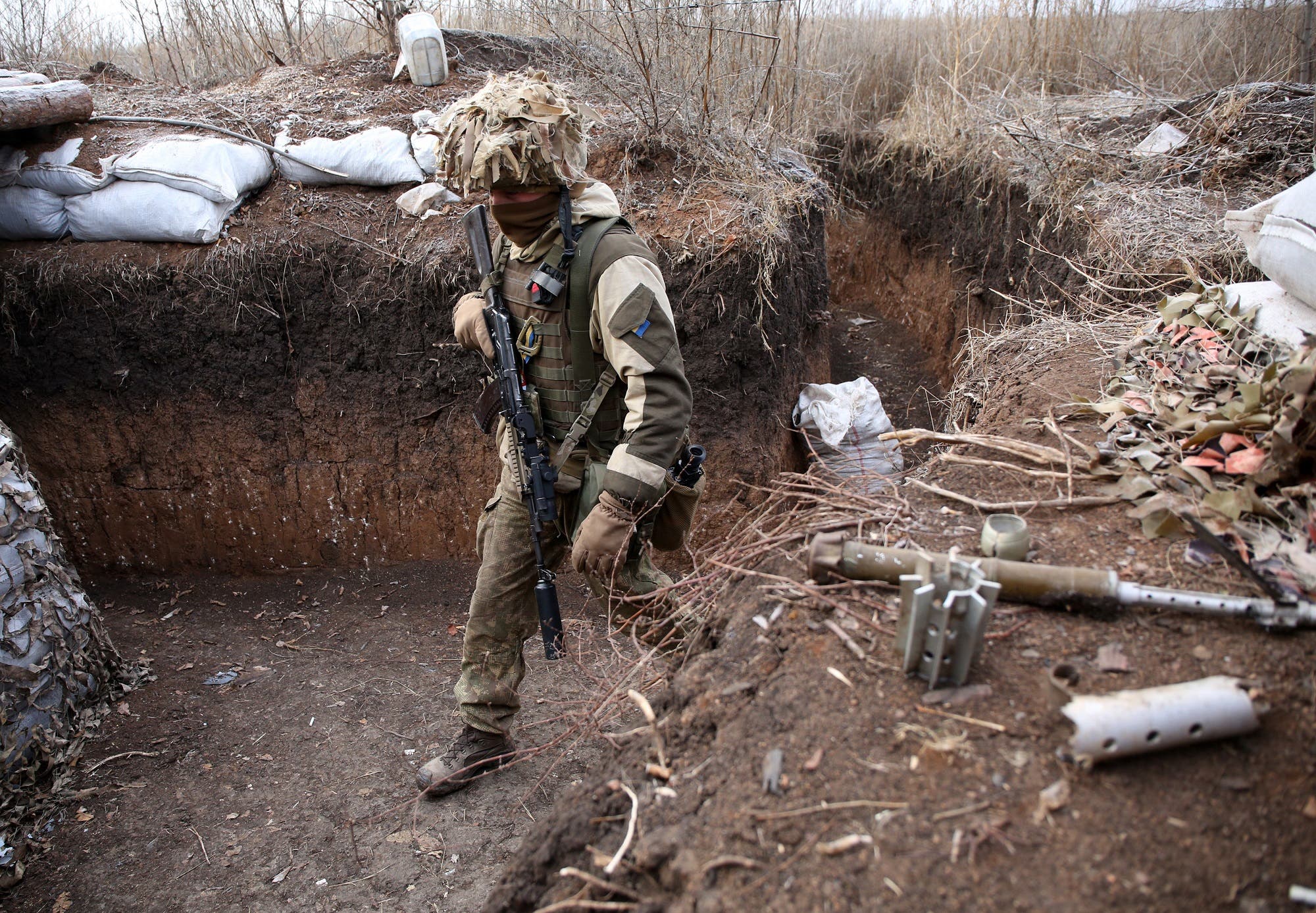 جندي أوكراني بالقرب من مدينة جورليفكا في منطقة دونيتسك (أرشيفية من فرانس برس)