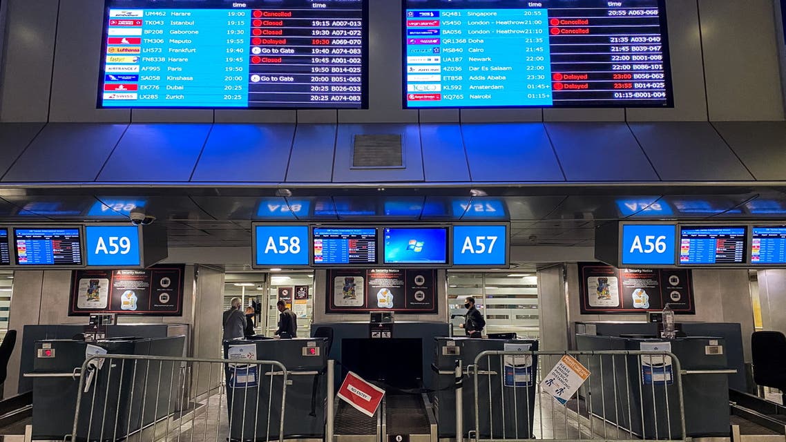 شاشات تظهر الرحلات الملغاة إلى مطار هيثر من مطار جوهانسبرغ (رويترز)