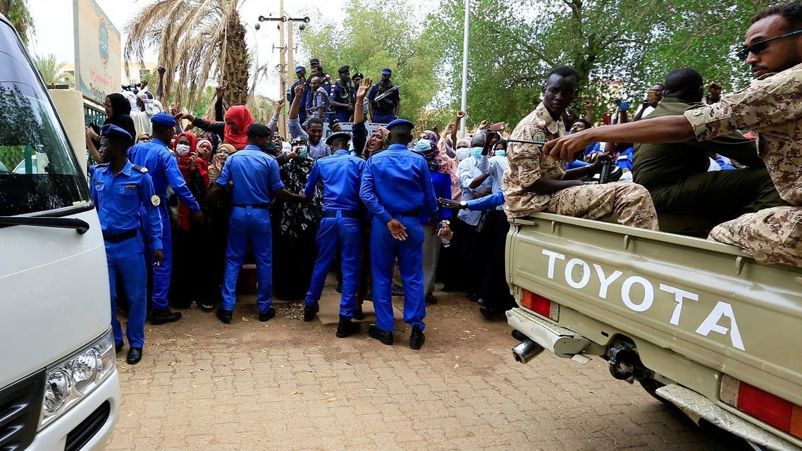 Sudanese police officers control civilians as they chant slogans outside the court during the new trial against ousted President Omar al-Bashir and some of his former allies on charges of leading a military coup that brought the autocrat to power in 1989 in Khartoum, Sudan July 21, 2020. (File photo: Reuters)