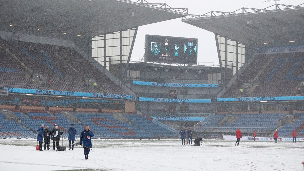 الثلوج تؤجل مباراة بيرنلي وتوتنهام قبل ساعة من بدايتها