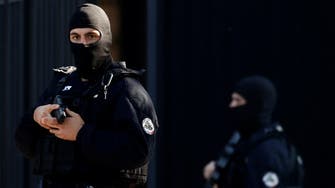 طعن شرطي في باريس.. وجهود للقبض على الجاني