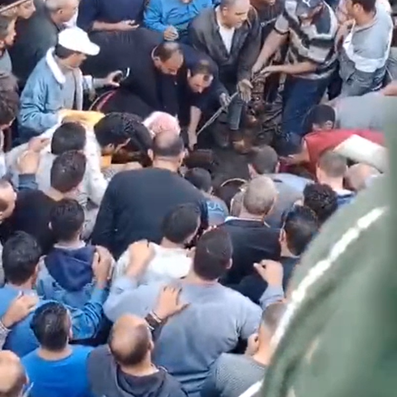 فيديو مؤلم.. وفاة عاملين سقطوا في "بالوعة صرف" بمصر