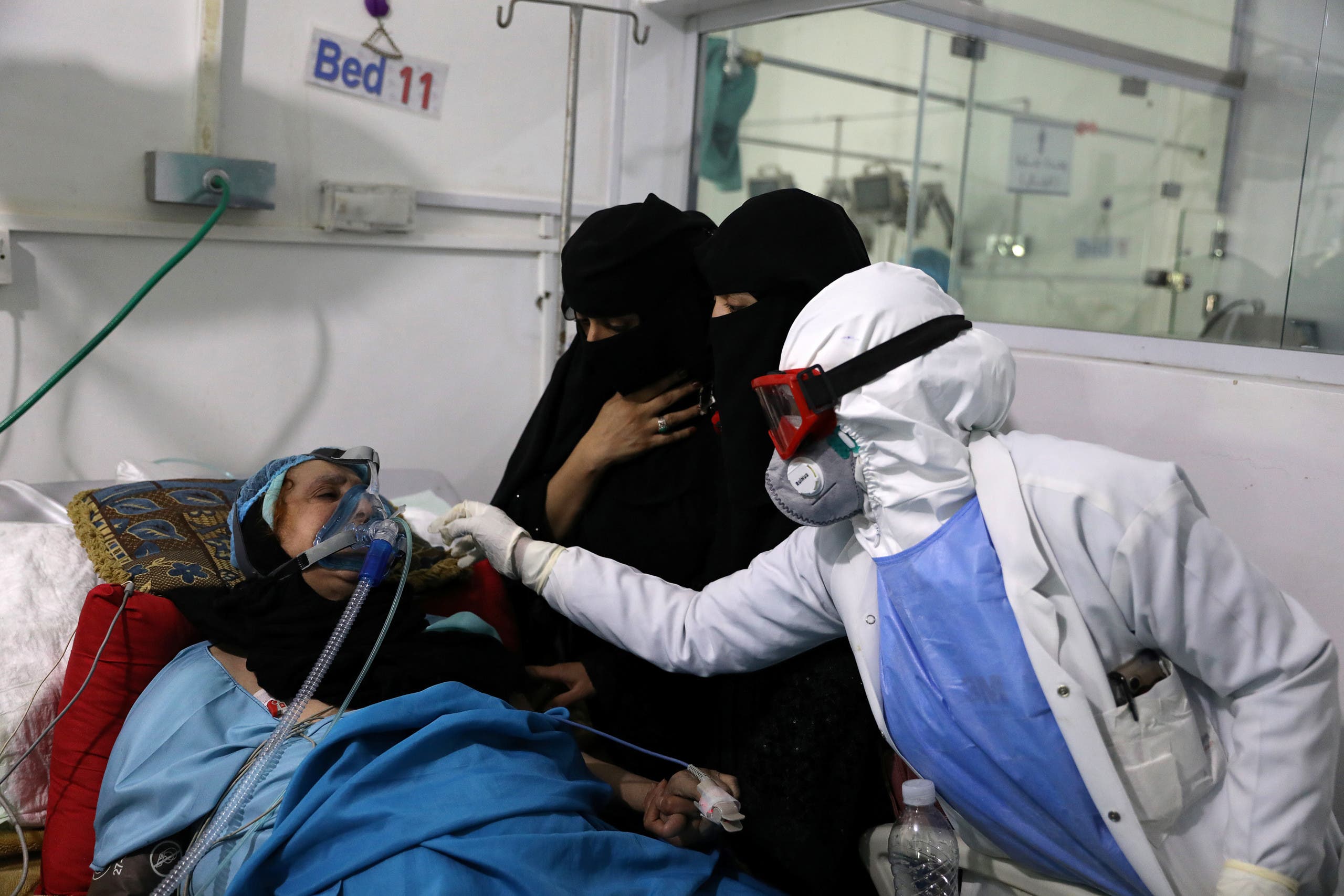 امرأة مصابة بكورونا في أحد مستشفيات صنعاء (أرشيفية)