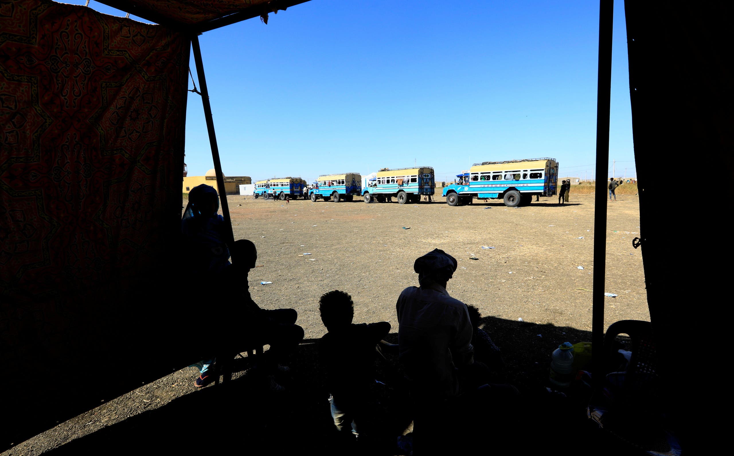 إثيوبيون يعبرون إلى السودان في منطقة الفشقة بسبب القتال مع قوات تيغراي في ديسمبر 2020