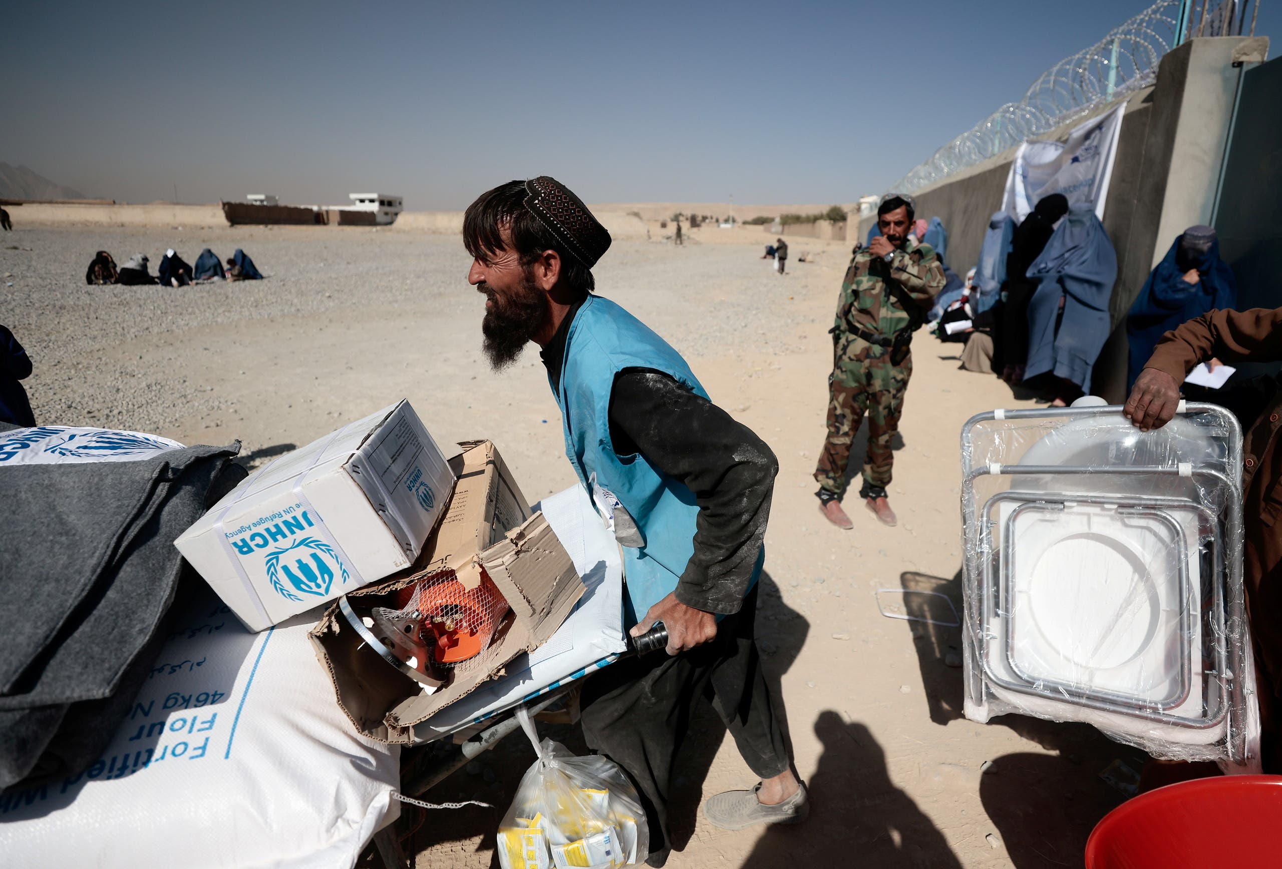 توزيع مساعدات إغاثية على النازحين في محيط كابل في أكتوبر الماضي