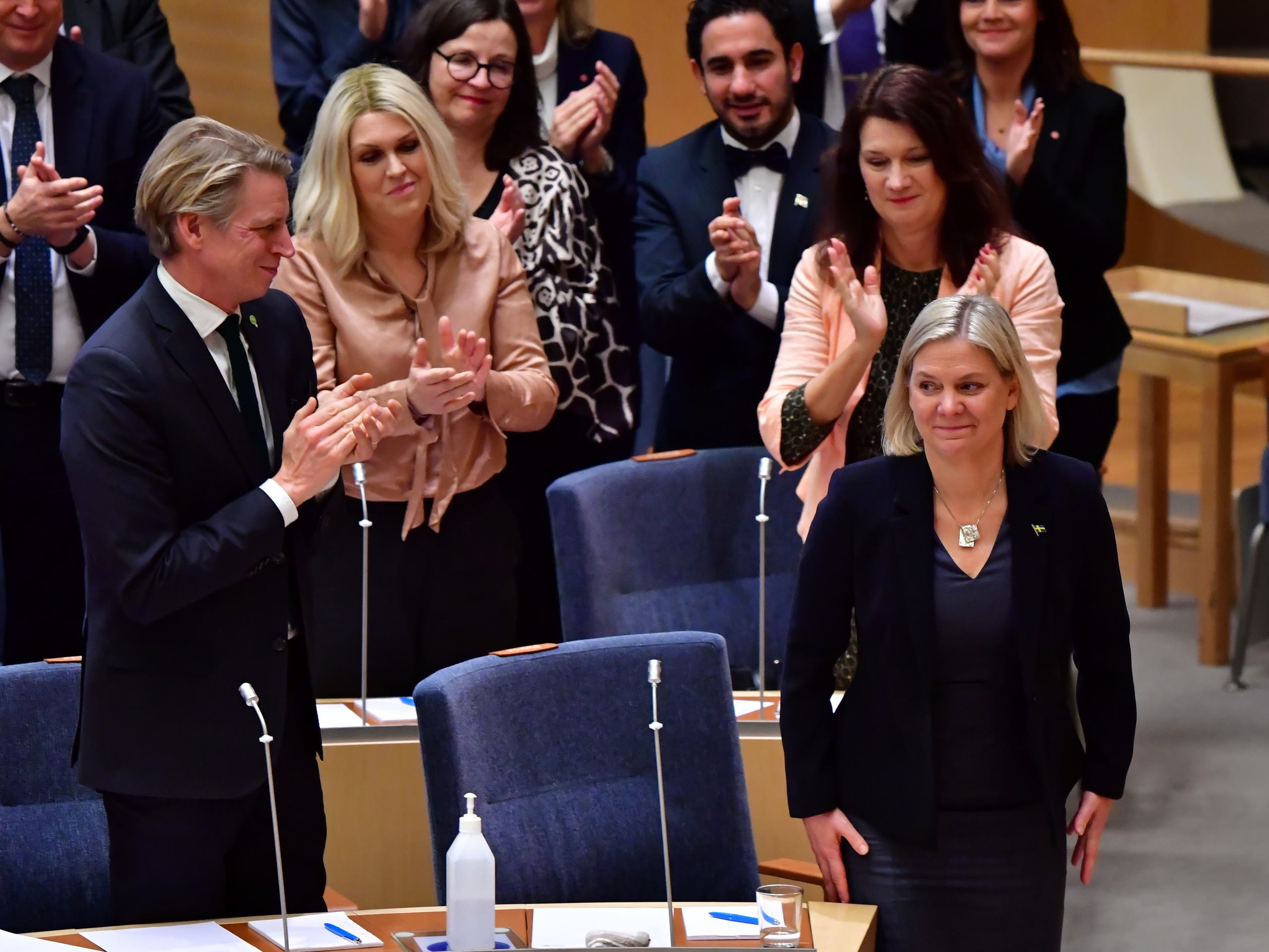 تهنئة ماغدالينا اندرسون في البرلمان بعد تعيينها رئيسةً للوزراء الاثنين