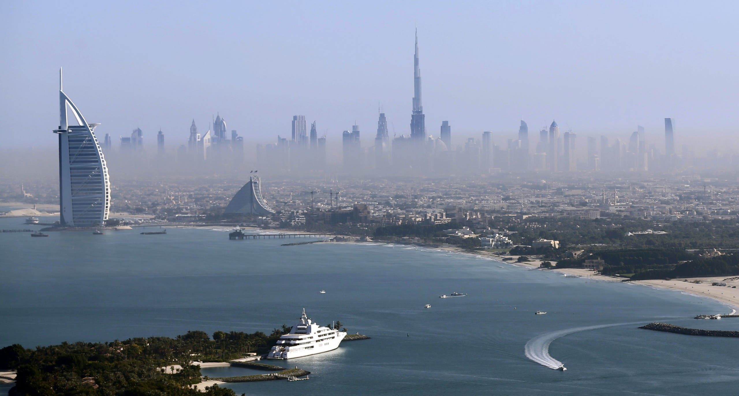 Burj Khalifa, a torre mais alta do mundo, e o luxuoso hotel Burj Al Arab (à esquerda) em uma visão geral de Dubai, Emirados Árabes Unidos, 9 de dezembro de 2015 (Reuters)