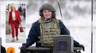 شاهد وزيرة الخارجية البريطانية على متن دبابة في دورة تدريب 