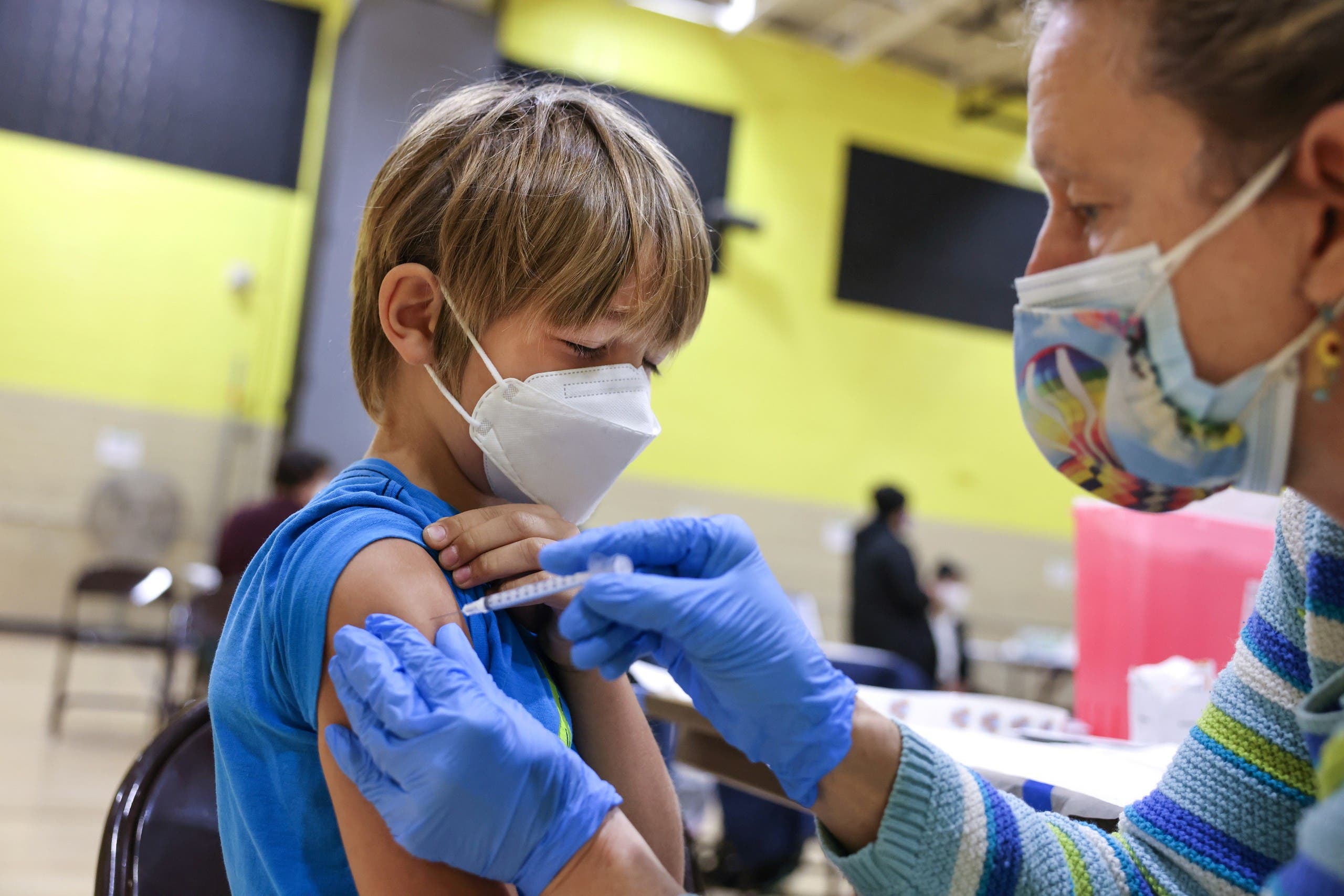 A child receives the Corona vaccine in Maryland, in the United States