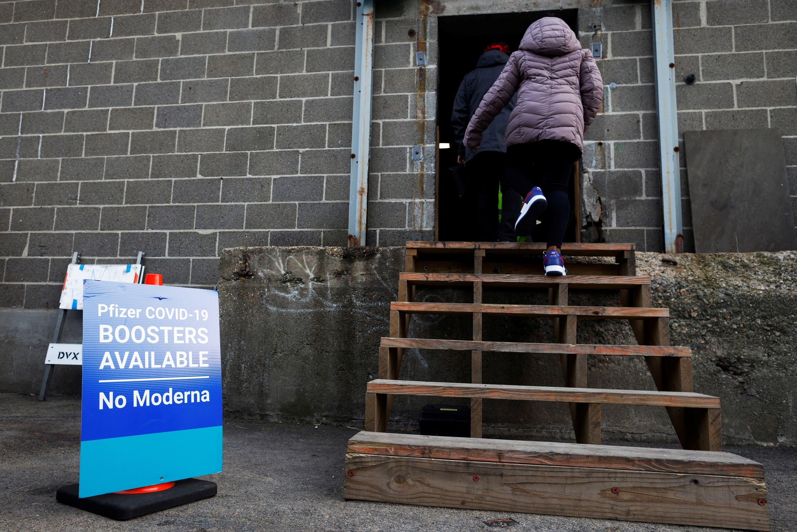 A sign in front of a vaccination center in Massachusetts in the United States reports that there are booster doses of the Pfizer vaccine