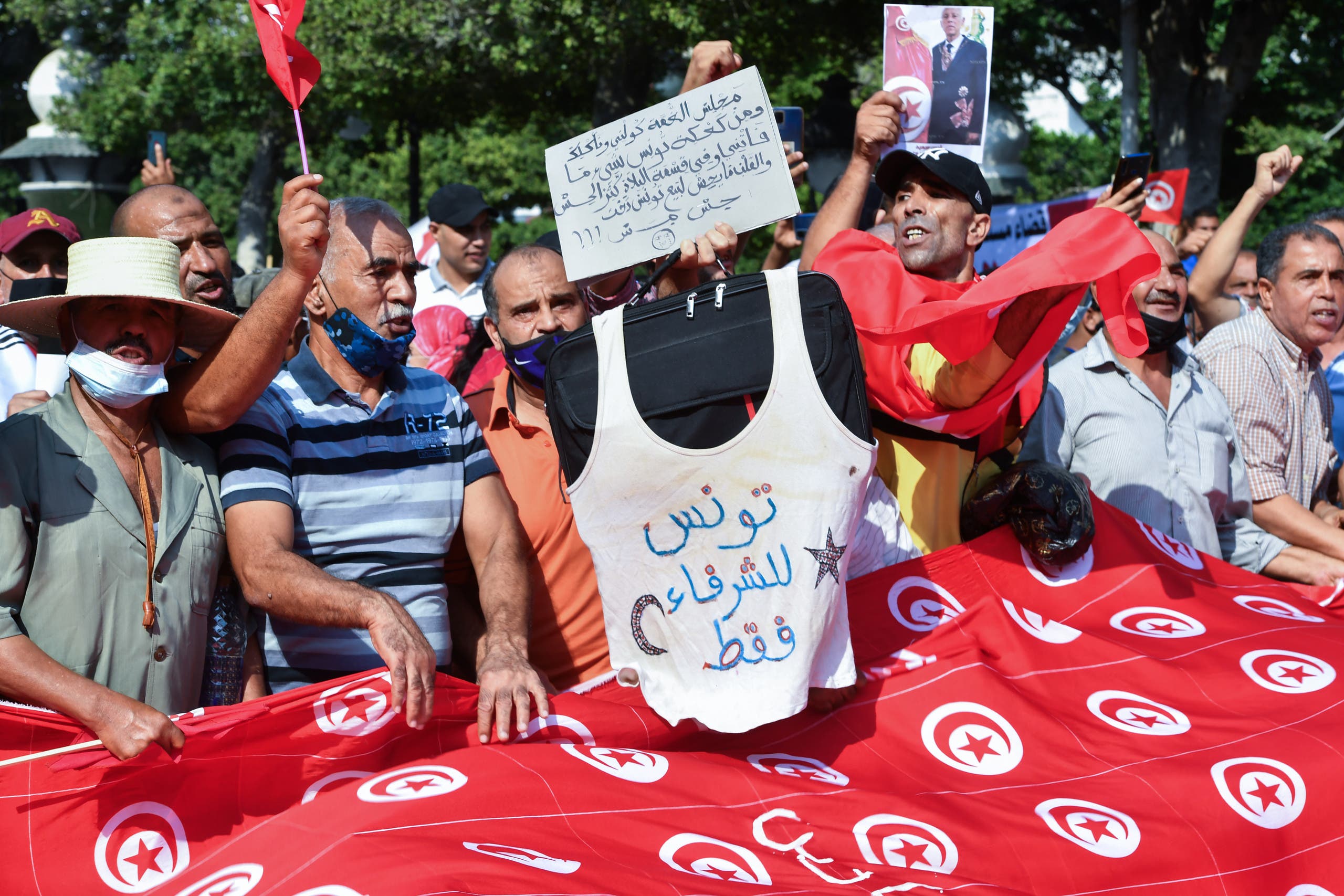 تونسيون تظاهروا في أكتوبر الماضي تأييداً لقرارات سعيد