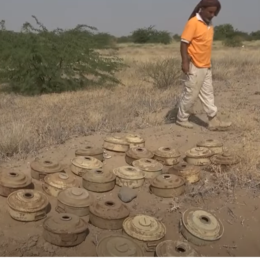 فيديو.. تفكيك ألغام حوثية من حقول زراعية غرب اليمن