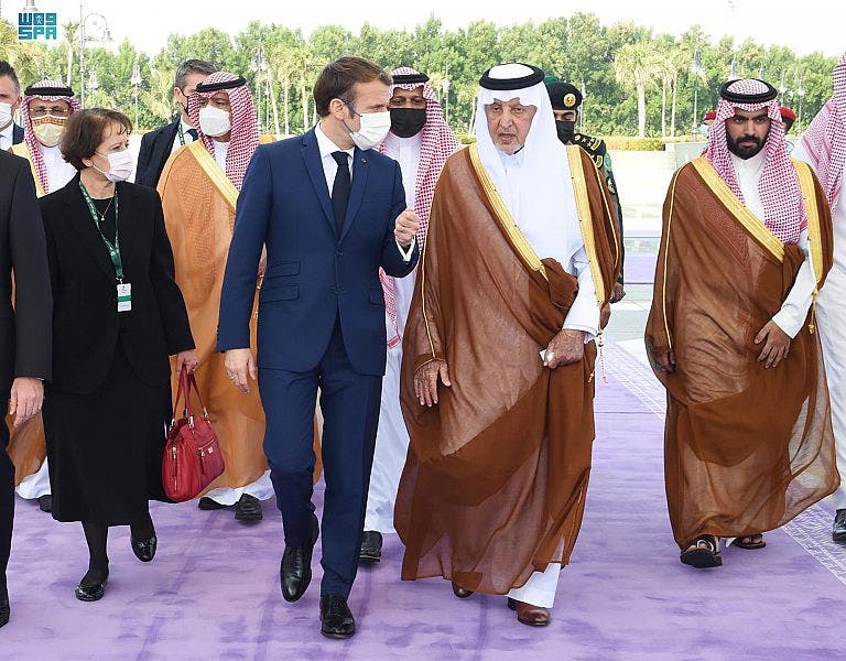 الرئيس ماكرون بصحبة الأمير خالد الفيصل لدى وصوله إلى جدة