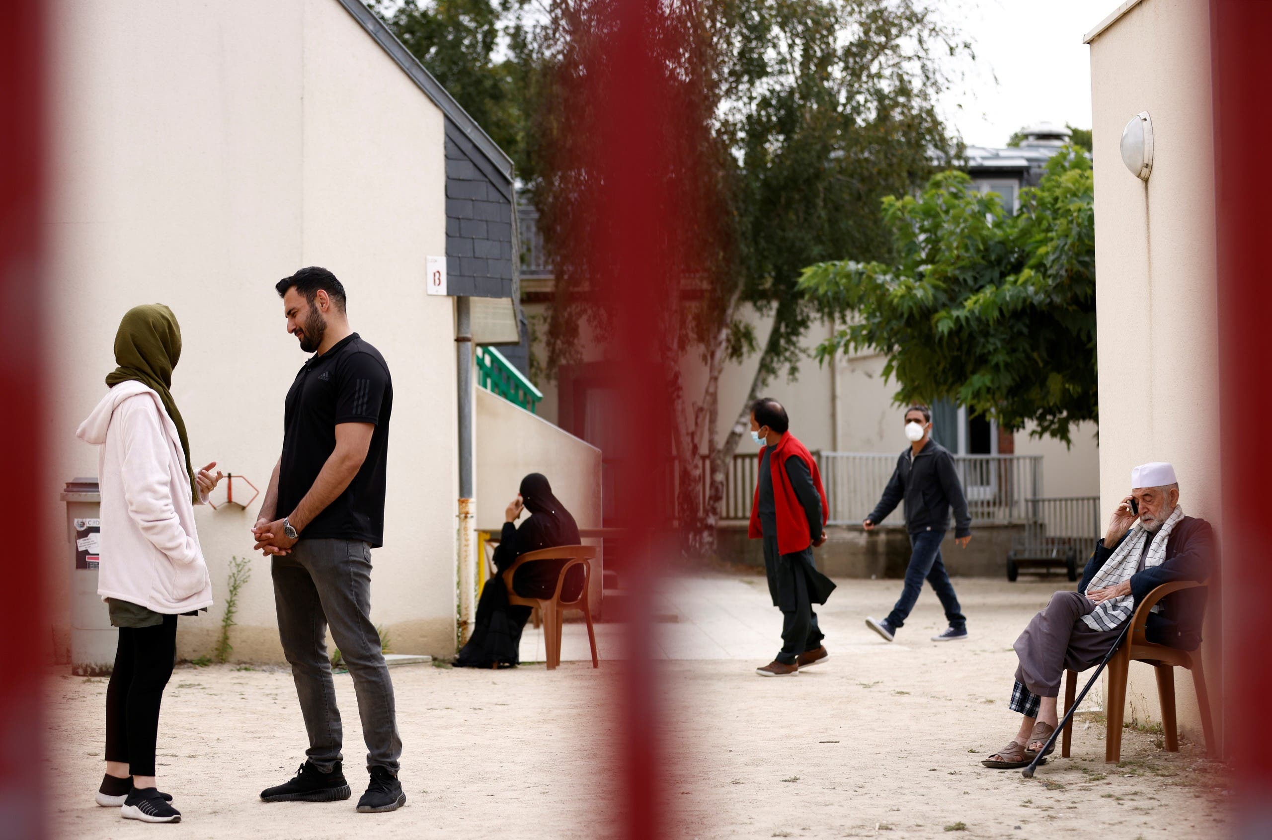 أفغانيون في مركز استقبال في فرنسا بعد إجلائهم من كابل في أغسطس الماضي