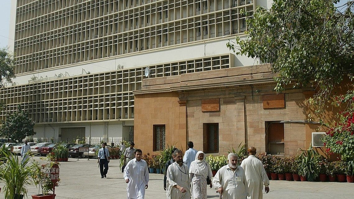 Visitors near the main building of Pakistan State Bank in Karachi. (Reuters)
