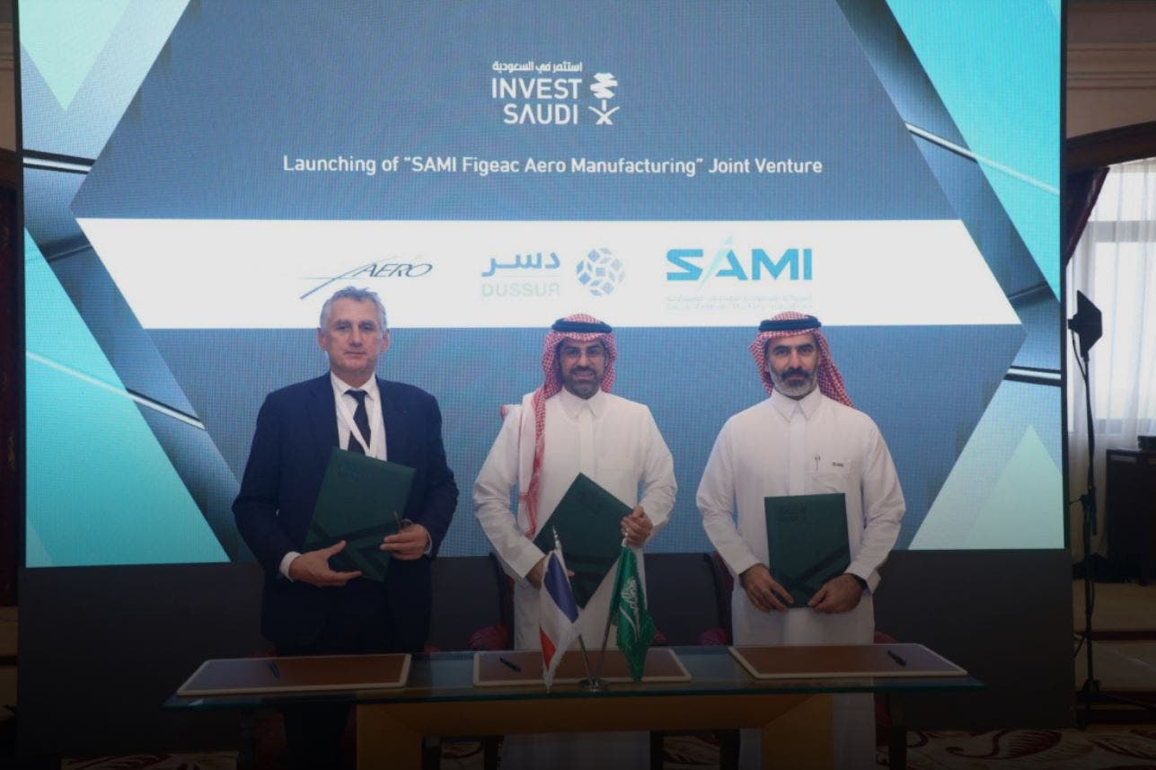 جانب من توقيع الاتفاقية بين الشركة السعودية للصناعات العسكرية وكل من فيجاك آيرو الفرنسية وشركة دسر
