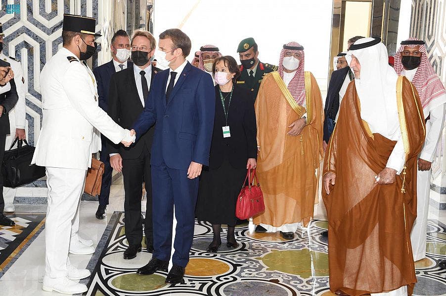 الرئيس ماكرون بصحبة الأمير خالد الفيصل لدى وصوله إلى جدة