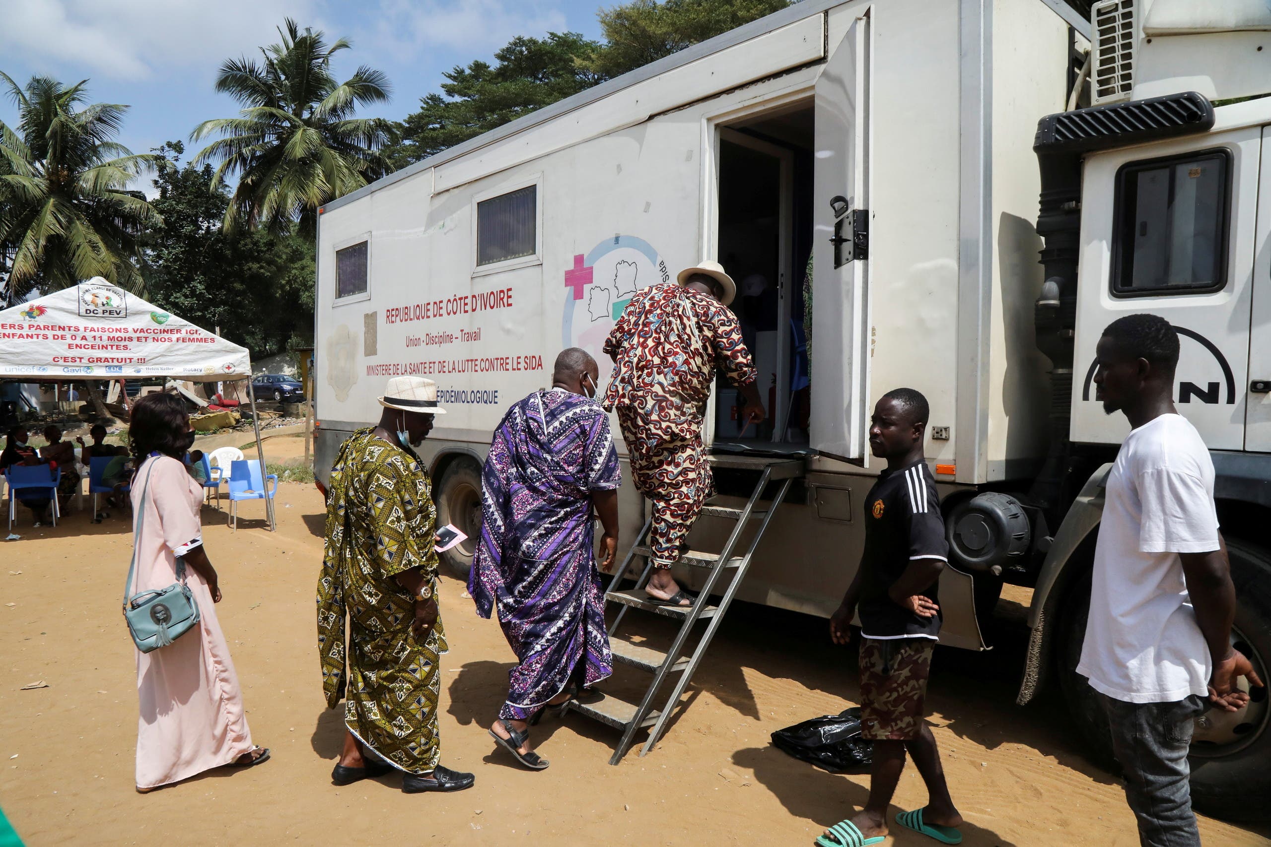مركز للتطعيم ضد كورونا في ساحل العاج