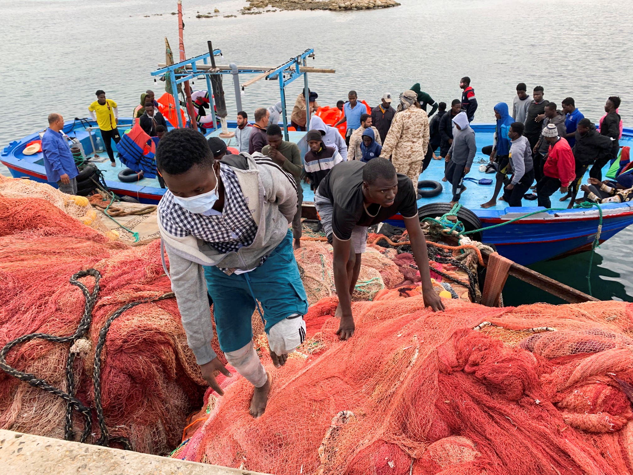 مهاجرون أنقذهم خفر السواحل الليبي من الغرق يعودون إلى ليبيا في أكتوبر الماضي