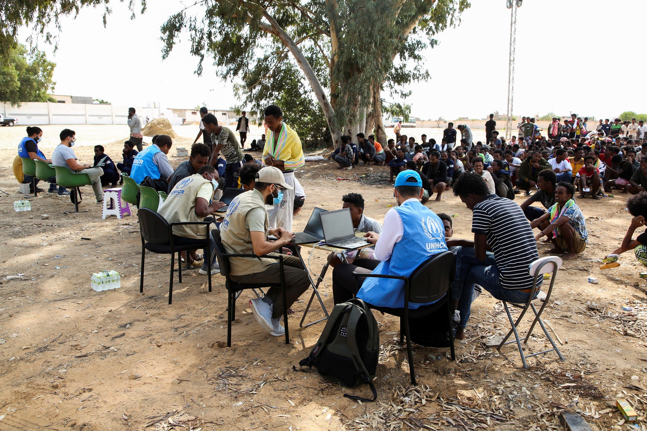 عمال تابعون للأمم المتحدة يسجلون بيانات مهاجرين في مركز احتجاز في طرابلس