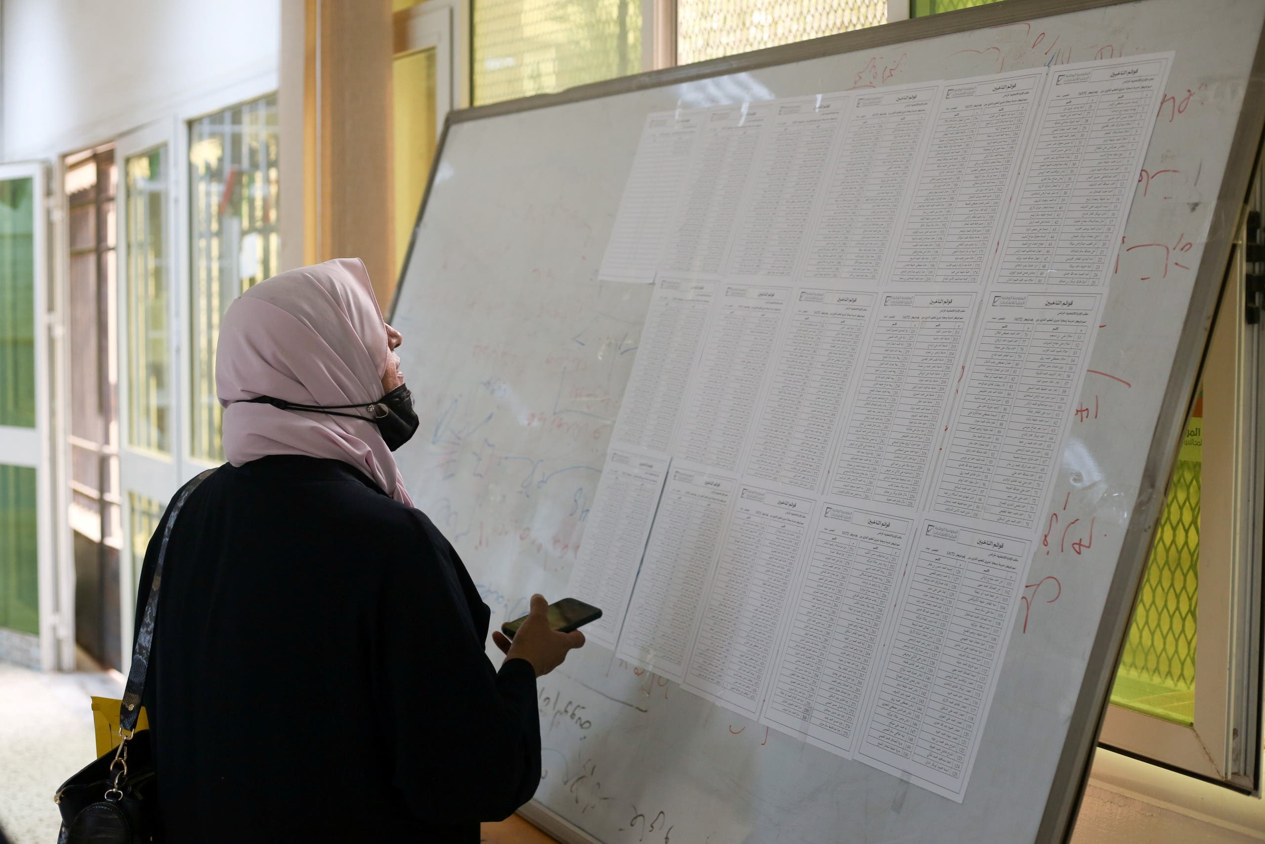 سيدة تتأكد من ورود اسمها لاستلام بطاقتها الانتخابية في أحد المراكز في طرابلس في نوفمبر الماضي