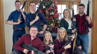 عائلة مسلحة.. سيناتور أميركي ينشر صورة "مستفزة"