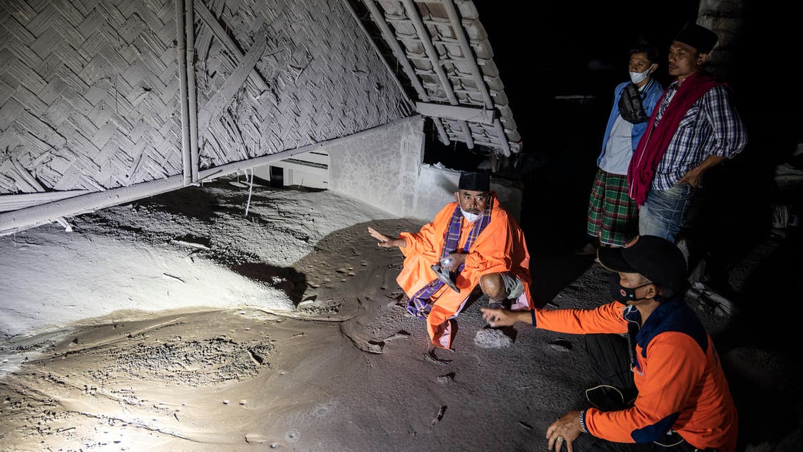 Villagers and rescuers inspect an area covered with volcanic ashes at Sumber Wuluh village, in Lumajang, on December 5, 2021, in an attempt to find survivors or bodies after the Semeru volcano eruption. (Photo by JUNI KRISWANTO / AFP)