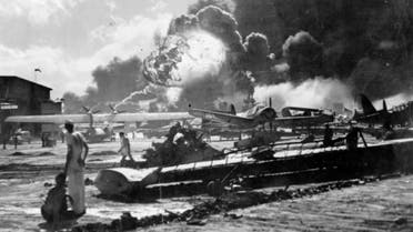 صورة تجسد جانبا من الخراب الذي لحق قاعدة بيرل هاربر بسبب الهجوم الياباني