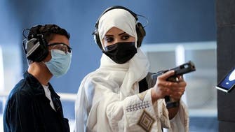 فتاة سعودية تقتحم عالم تدريب الرماية بالسلاح