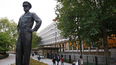 Pedestrians walk past a statue of U.S. President Dwight D. Eisenhower outside the U.S. Embassy in Grosvenor Square in London October 2, 2008. (Reuters)