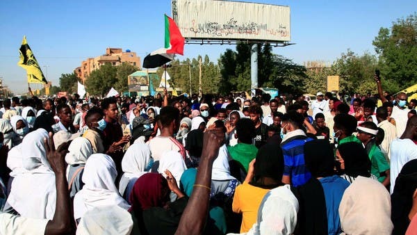 رغم الغاز.. آلاف السودانيين يحاصرون محيط قصر الرئاسة 